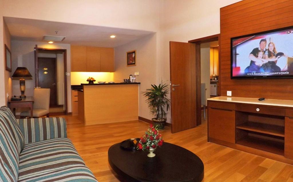 TV a/nebo společenská místnost v ubytování Summit Parkview Yangon