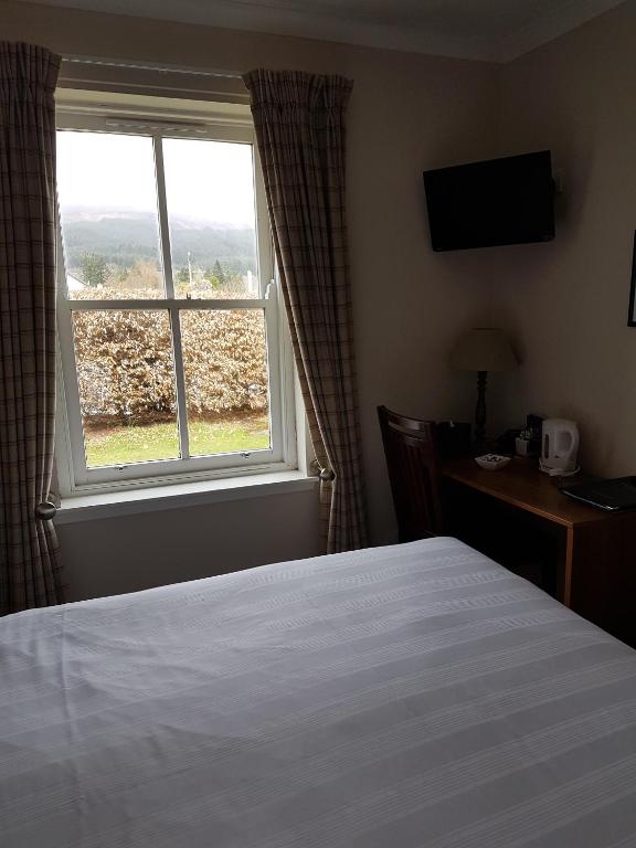 Postel nebo postele na pokoji v ubytování Loch Ness Guest House
