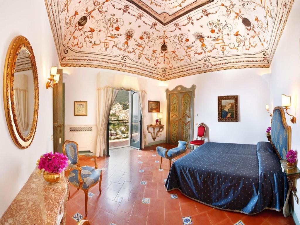 una camera con letto e soffitto a cassettoni di Villa dei Fisici Positano a Positano
