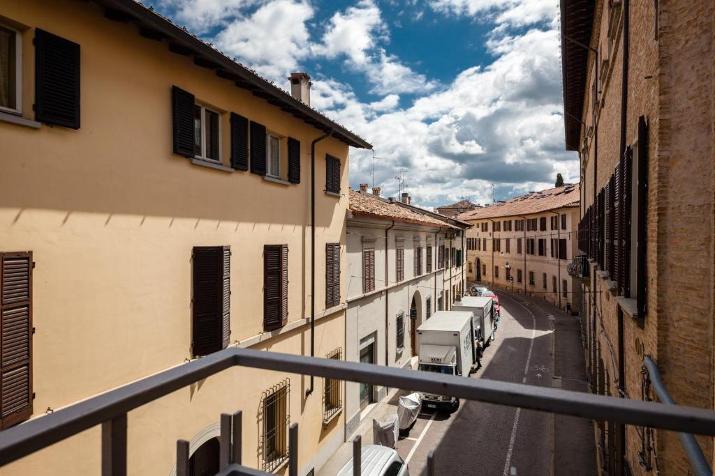 balcone con vista su una strada della città. di RomagnaBNB Maroncelli a Forlì