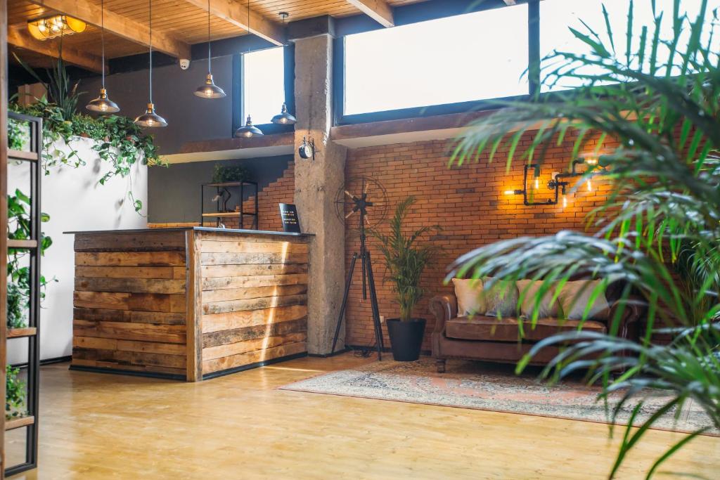 TV a/nebo společenská místnost v ubytování Timber Boutique Hotel