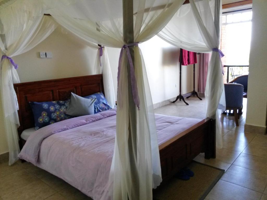 Postel nebo postele na pokoji v ubytování Mwanzo Lodge
