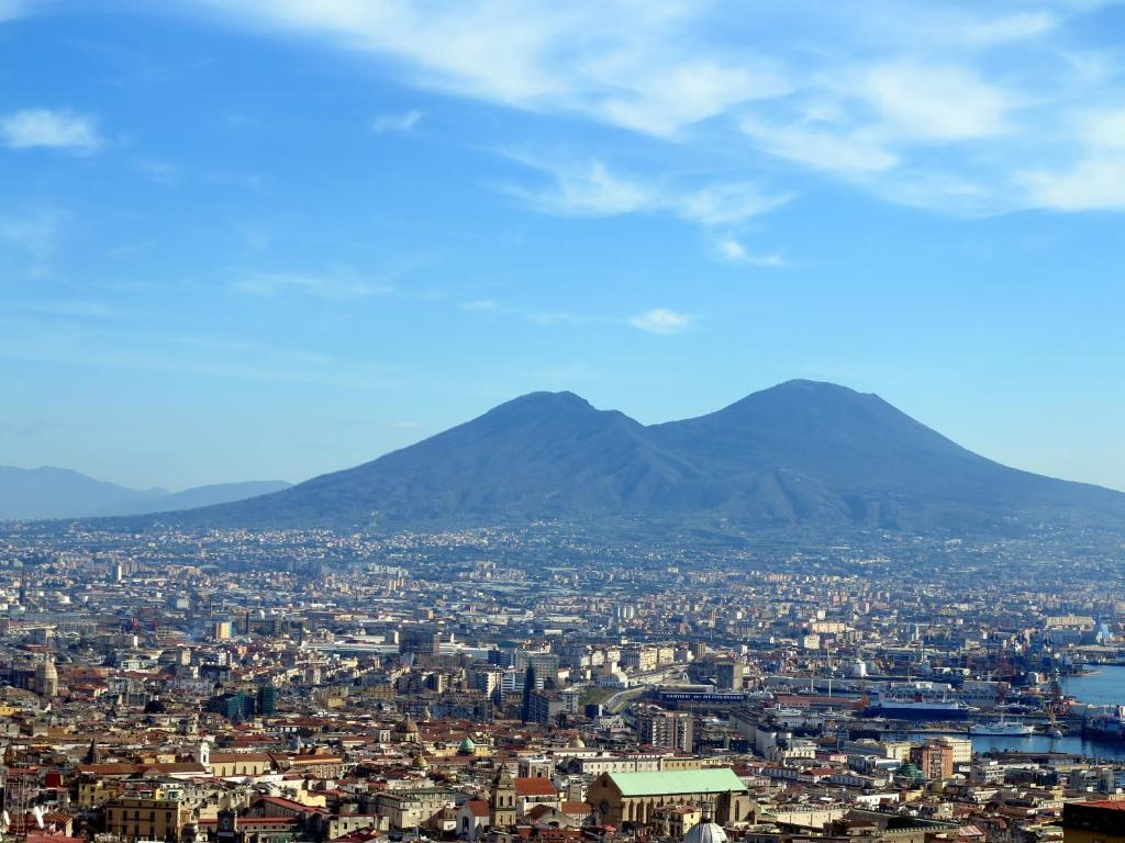 uma vista para uma cidade com uma montanha ao fundo em Pretty panoramic apartment - half way Center-Vomero district em Nápoles