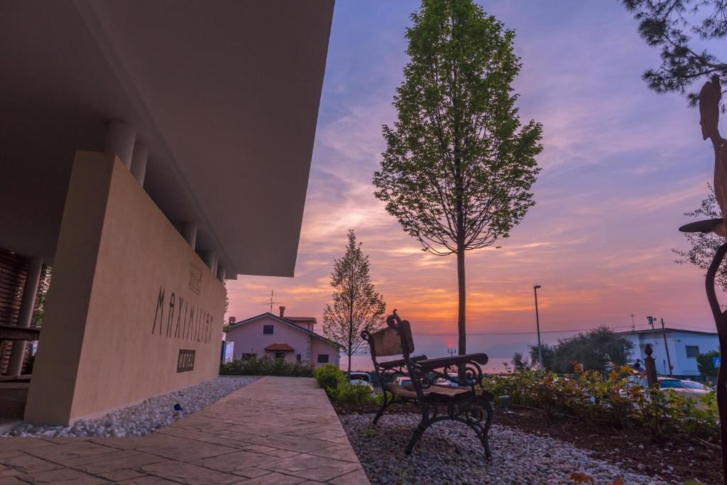 Východ nebo západ slunce při pohledu z hotelu nebo okolí