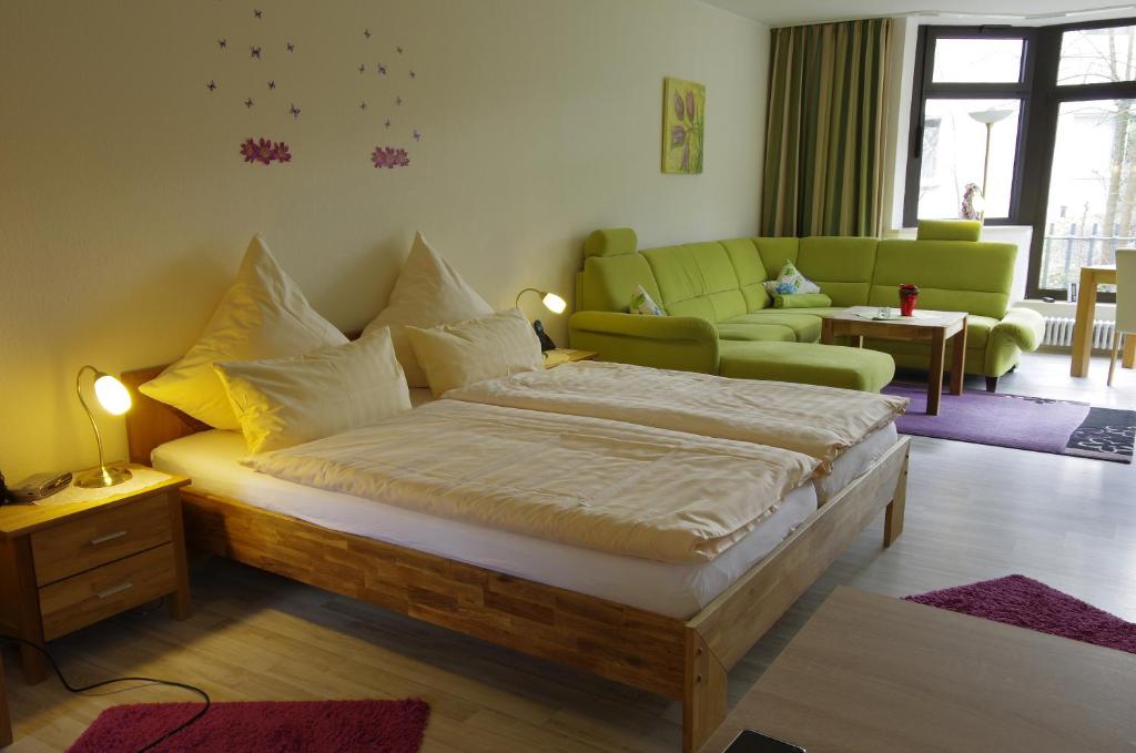 Postel nebo postele na pokoji v ubytování Haus Roseneck mit gratis Zugang zur Jod-Sole-Therme