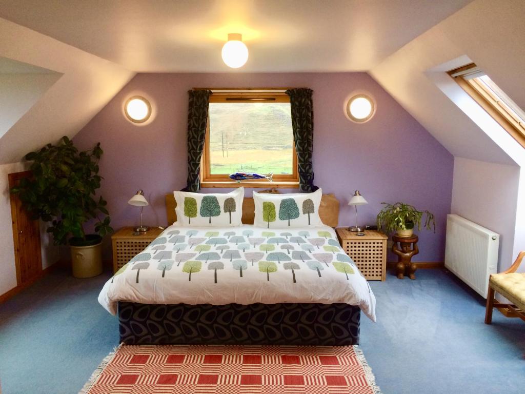 1 dormitorio con 1 cama grande y ventana en The Lovecroft Guest House, en Laide