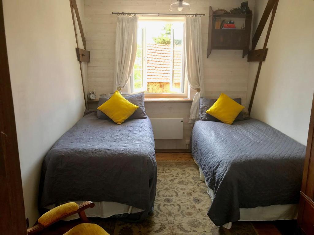 Una cama o camas en una habitaci&oacute;n de Glatigny Farmhouse - close to beach - proche de la plage