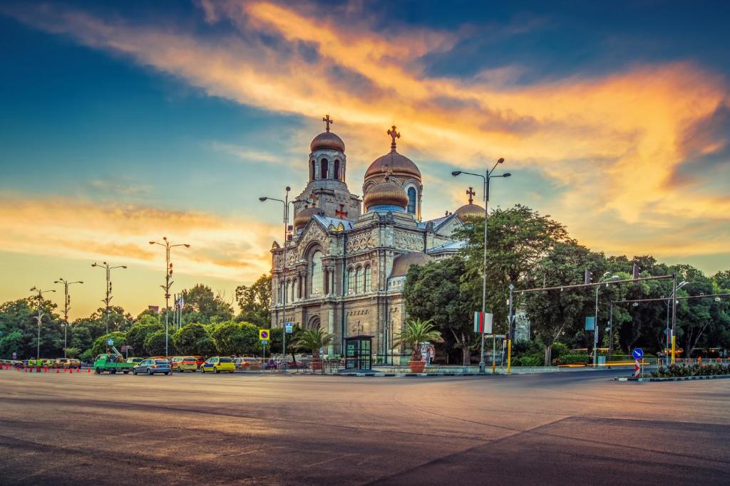 duży budynek z wieżą na górze w obiekcie Apartment Kafedral w Warnie