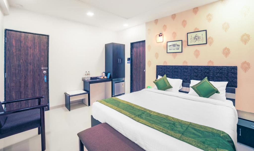 Postel nebo postele na pokoji v ubytování Treebo Chalets, Nagpur Airport