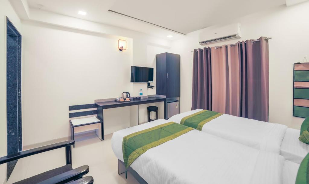 Postel nebo postele na pokoji v ubytování Treebo Chalets, Nagpur Airport