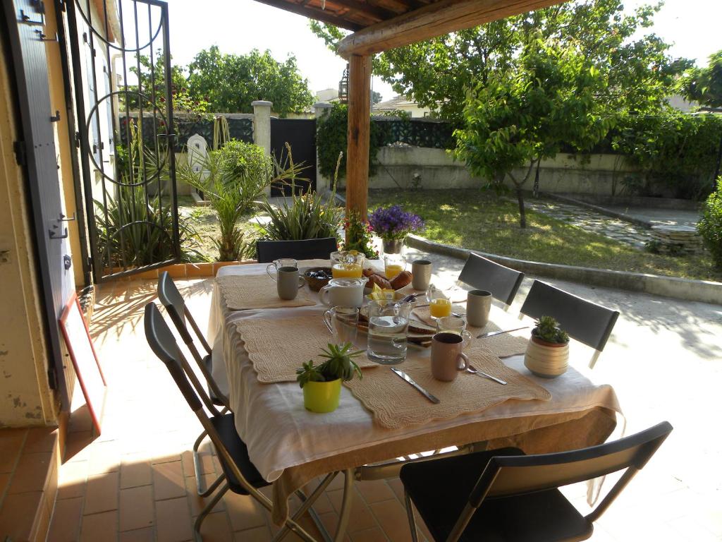 カルパントラにあるLa Maison d'Ogoouéの木製テーブル、パティオ(椅子付)