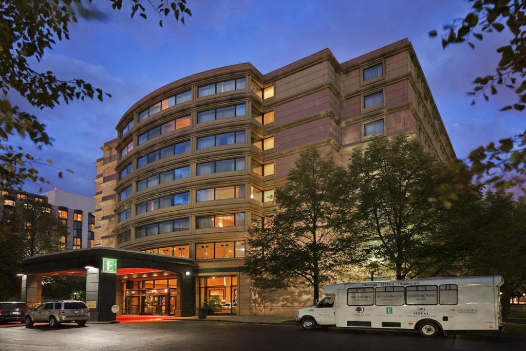 un autobús estacionado frente a un edificio en Embassy Suites by Hilton Chicago O'Hare Rosemont, en Rosemont