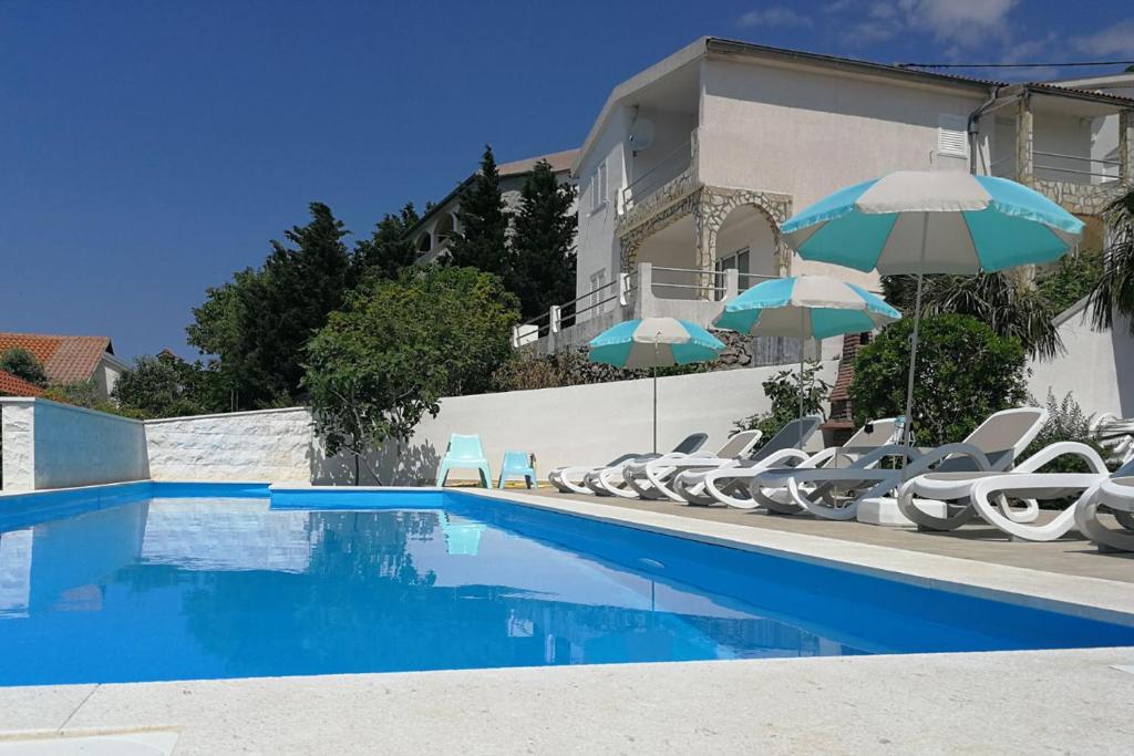 Bazén v ubytování Beachfront Apartments Anita with Pool nebo v jeho okolí