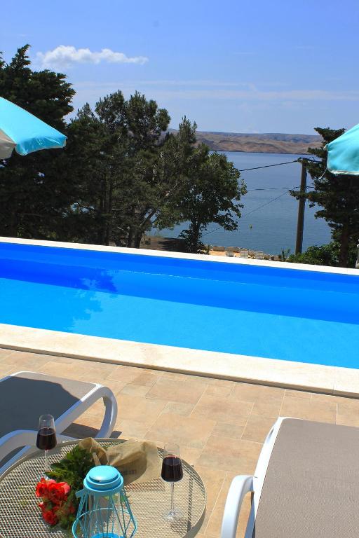 Bazén v ubytování Beachfront Apartments Anita with Pool nebo v jeho okolí