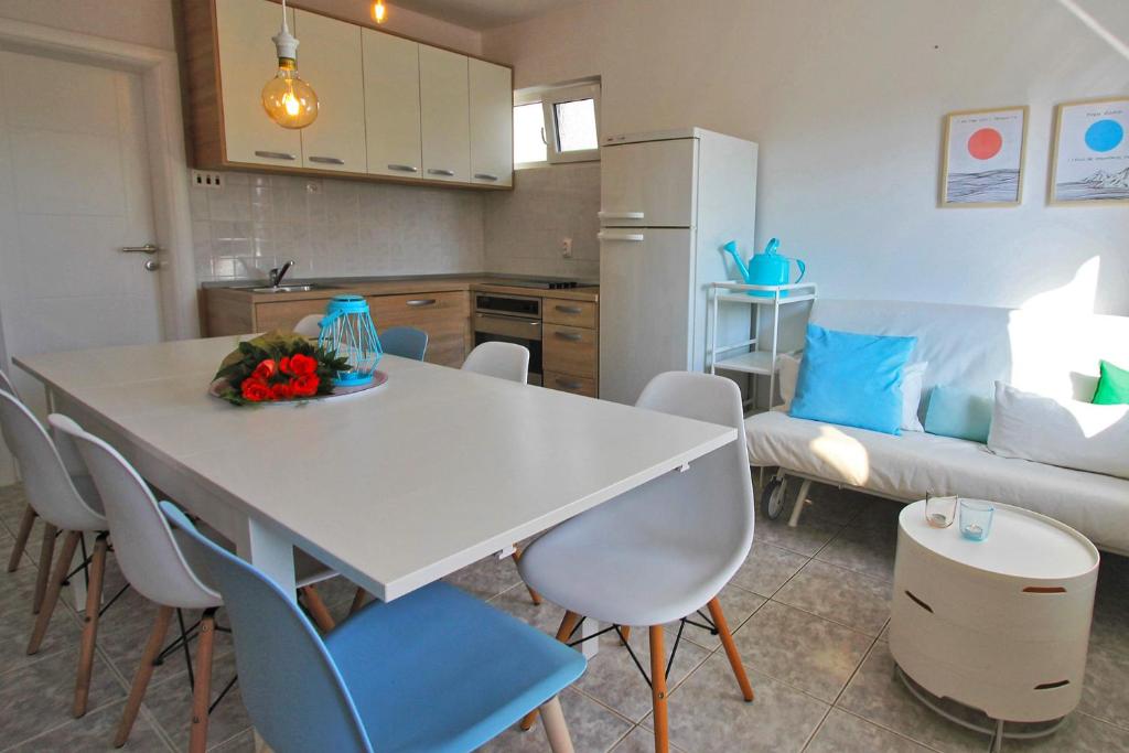 Kuchyň nebo kuchyňský kout v ubytování Beachfront Apartments Anita with Pool