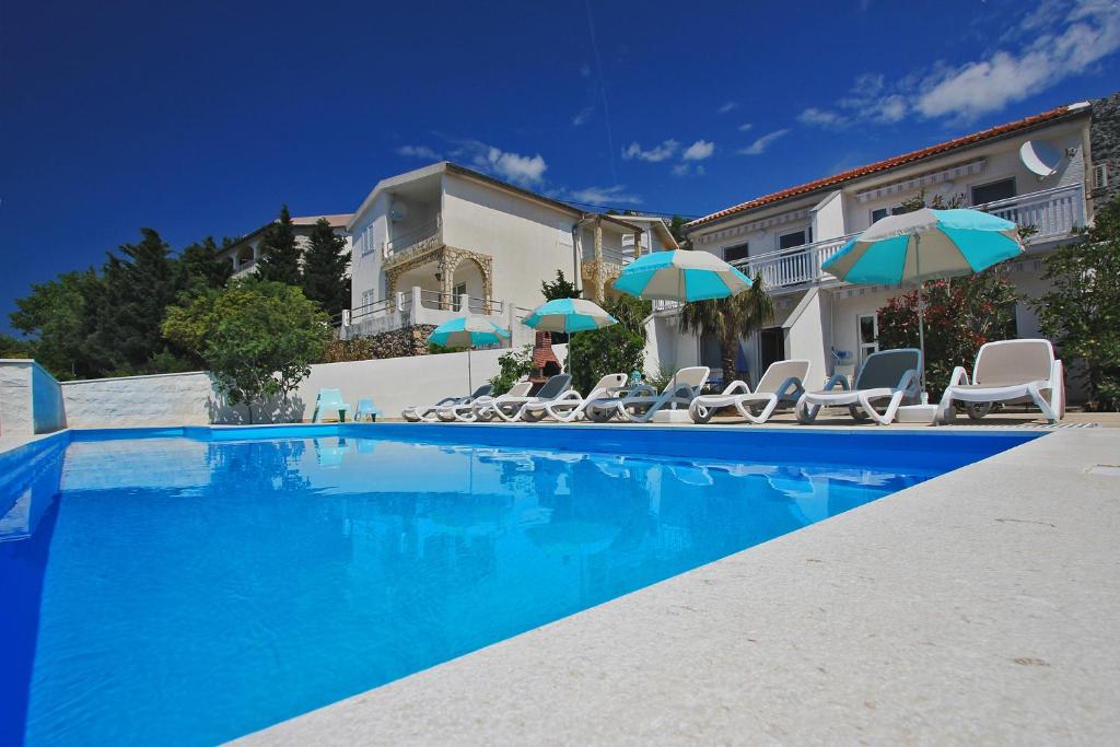 Bazén v ubytování Beachfront Apartments Anita with Pool nebo v jeho okolí