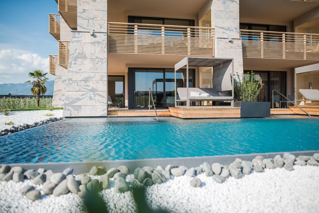 Bazén v ubytování Weinegg Wellviva Resort nebo v jeho okolí