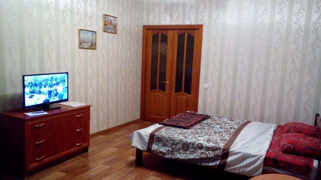 - une chambre avec un lit et une télévision sur une commode dans l'établissement Apartment on Prospekt Peremogi, à Tchernihiv