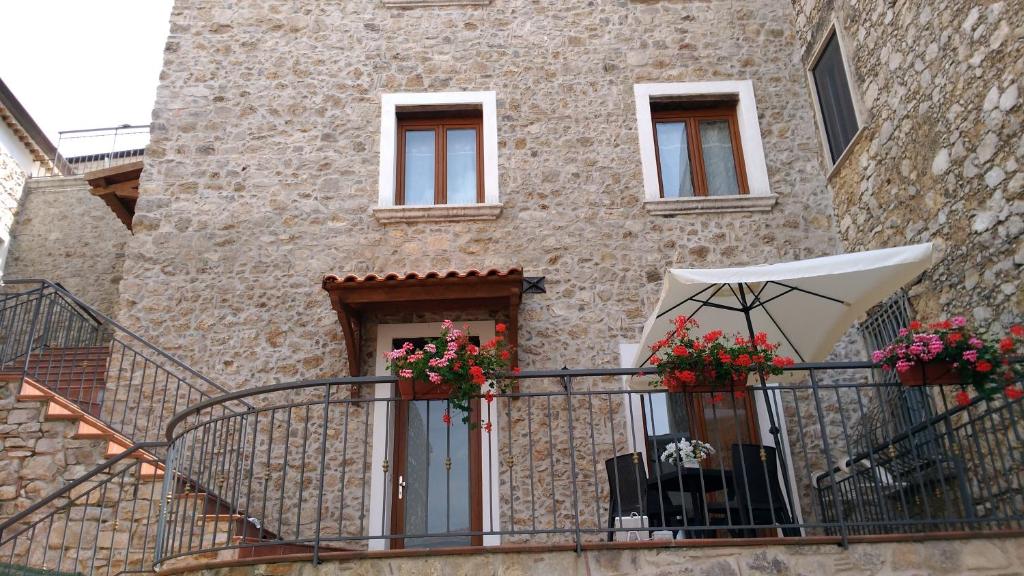 ein Gebäude mit einem Balkon mit Blumen darauf in der Unterkunft casa Marino in Capaccio-Paestum