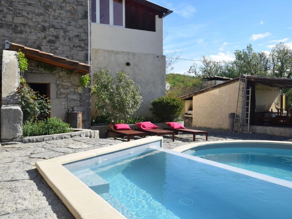 una piscina frente a una casa en Amazing apartment in Lanas with large garden en Lanas
