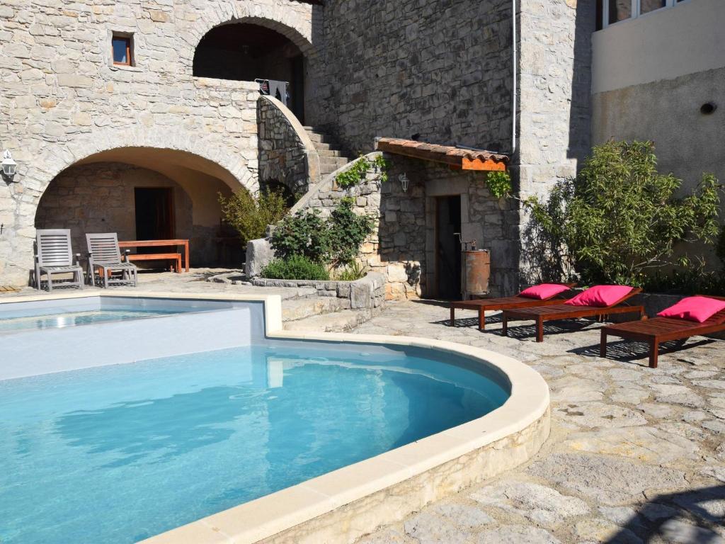 uma piscina em frente a um edifício em Vintage Holiday Home in Lanas with Swimming Pool em Lanas