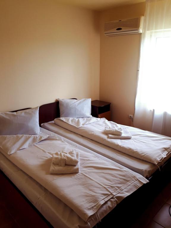 Un pat sau paturi într-o cameră la Pensiunea Harttas