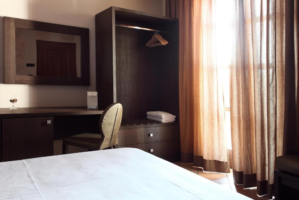 Le Torri - Castiglione Falletto - Double Or Twin Room With Balcony