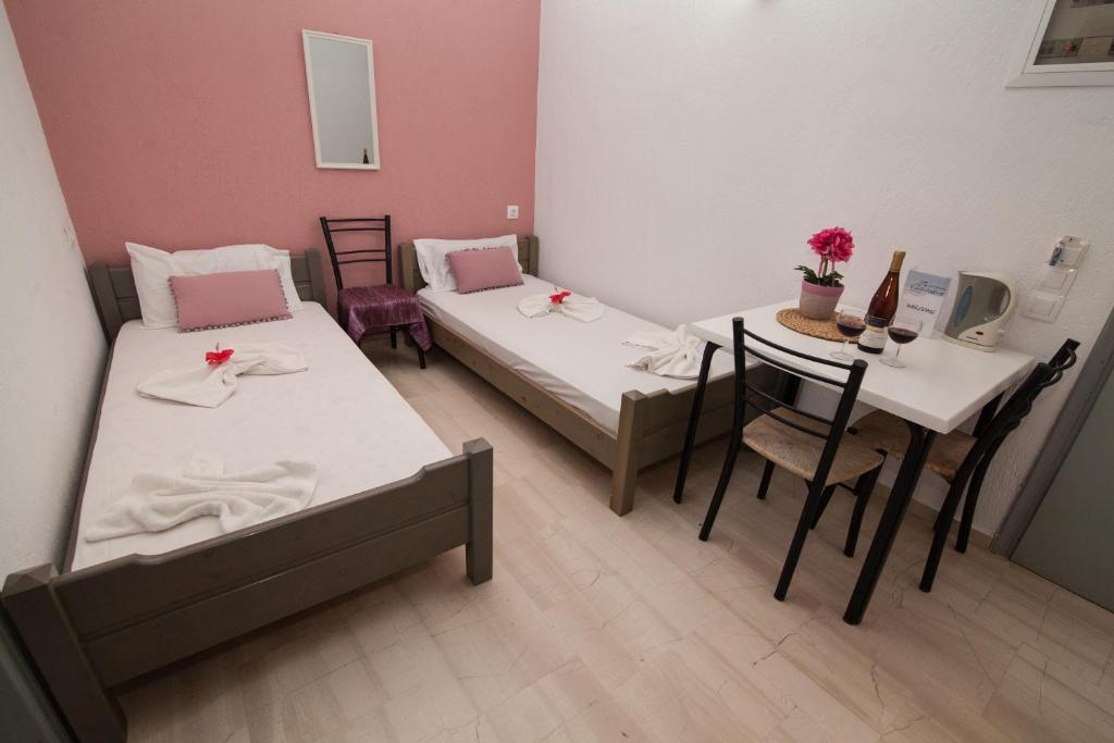 Łóżko lub łóżka w pokoju w obiekcie Vasilakis Studios & Apartments