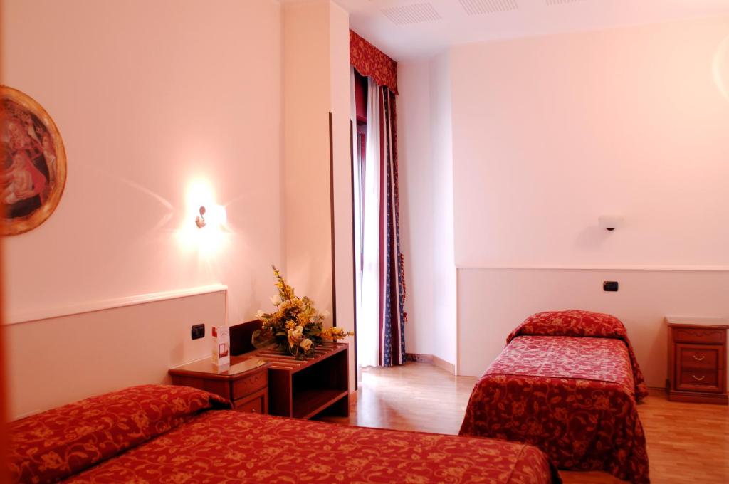 pokój hotelowy z dwoma łóżkami i oknem w obiekcie Hotel HDomus w mieście Nogarole Rocca