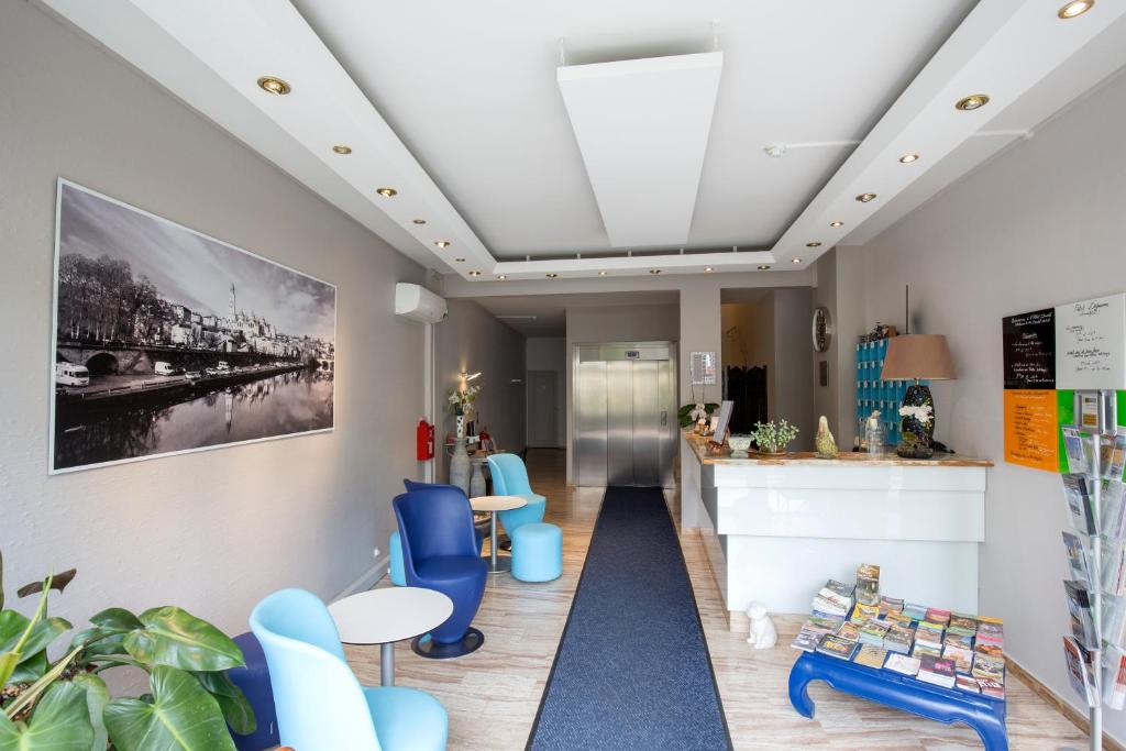 une salle d'attente avec des chaises bleues et un comptoir dans l'établissement Bristol Logis Cit'Hotel Périgueux Centre, à Périgueux