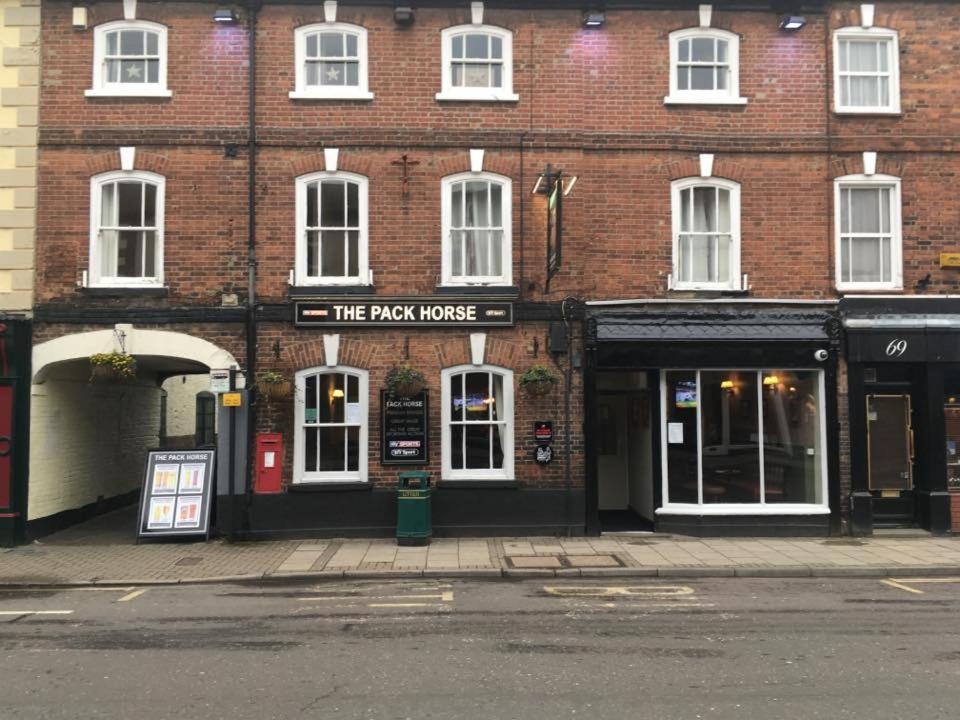 un edificio de ladrillo con un cartel que lee la casa rodante en The Pack Horse en Louth