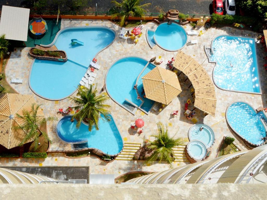 einen Blick über den Pool eines Resorts in der Unterkunft Flat em Caldas Novas in Caldas Novas