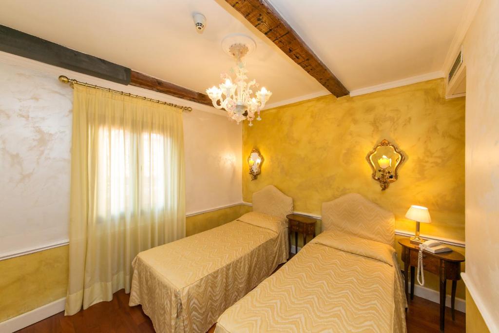 Postel nebo postele na pokoji v ubytování Hotel Pantalon