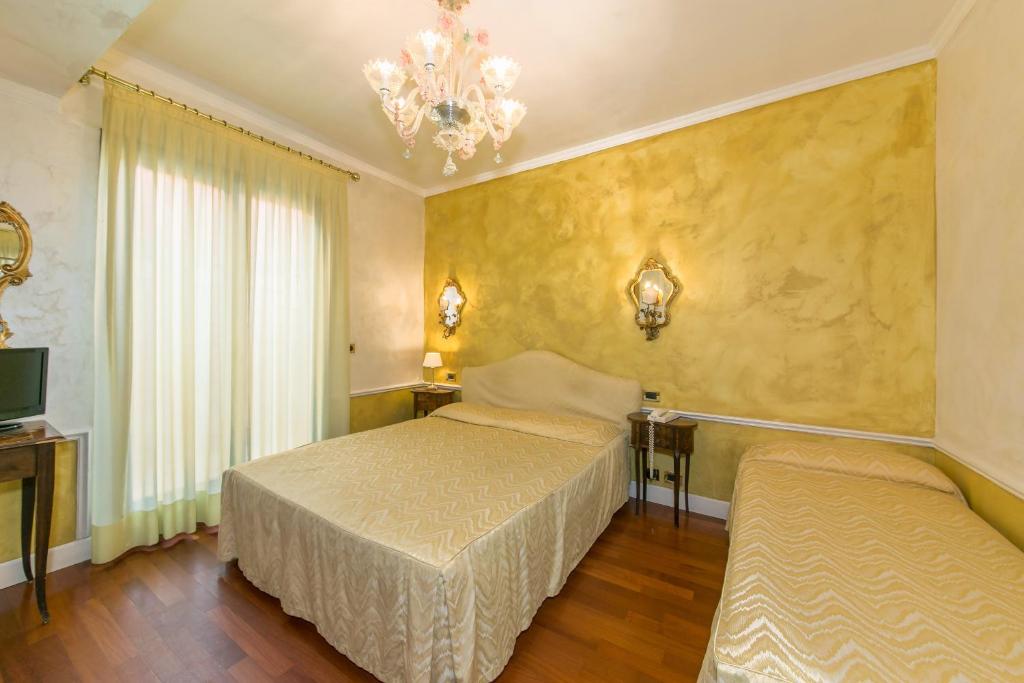 Postel nebo postele na pokoji v ubytování Hotel Pantalon
