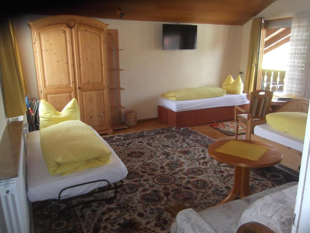 ein Wohnzimmer mit 2 Betten und einem Tisch in der Unterkunft Schwarzwald-Gasthof Hirsch in Bad Wildbad