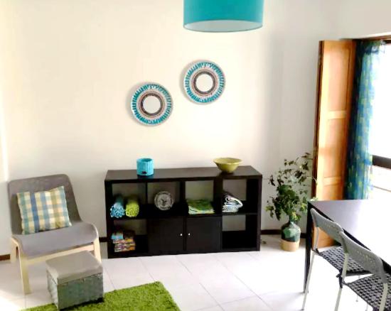 フォス・ド・アレーリョにあるFoz do Arelho Beach Apartment "Blue"のリビングルーム(テーブル、椅子付)