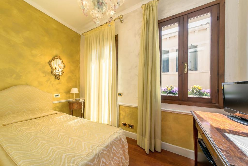 Postel nebo postele na pokoji v ubytování Hotel Pantalon