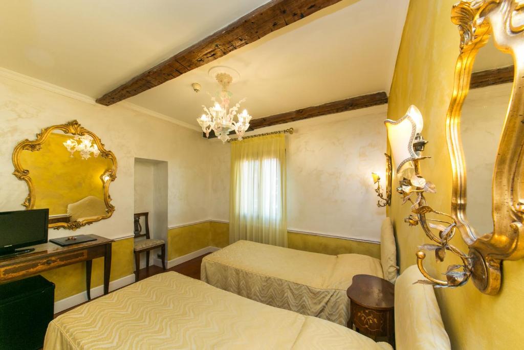 Postel nebo postele na pokoji v ubytování Hotel Pantalon