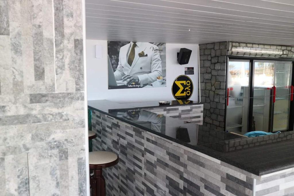 Bar ze zdjęciem mężczyzny w garniturze w obiekcie Diogenis Blue Palace w mieście Guwes