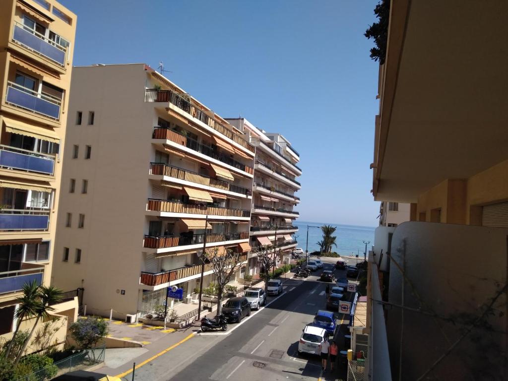 uma vista a partir da varanda de um edifício de apartamentos em La Fregate em Roquebrune-Cap-Martin