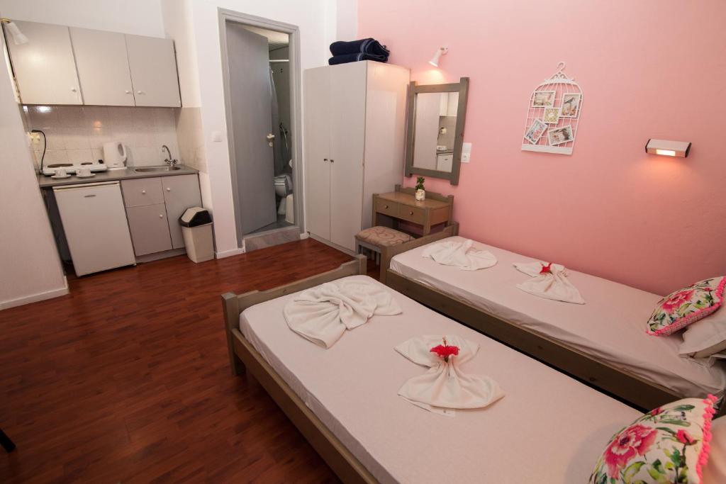 Łóżko lub łóżka w pokoju w obiekcie Vasilakis Studios & Apartments