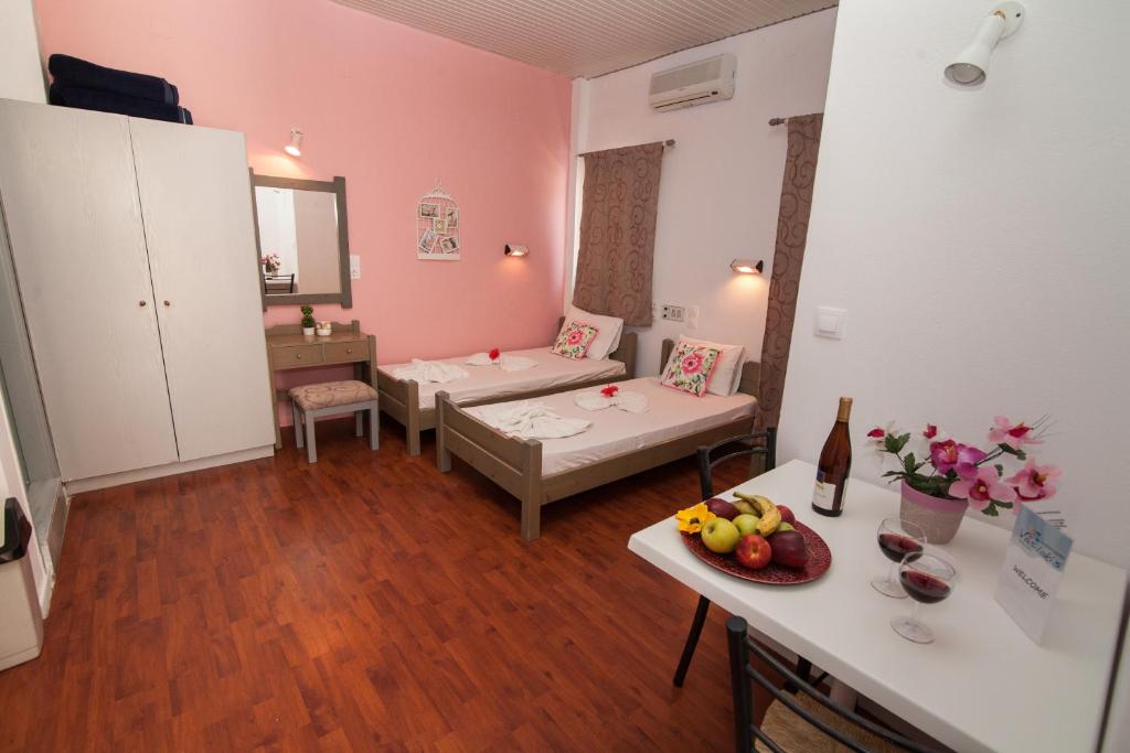 Łóżko lub łóżka w pokoju w obiekcie Vasilakis Studios & Apartments