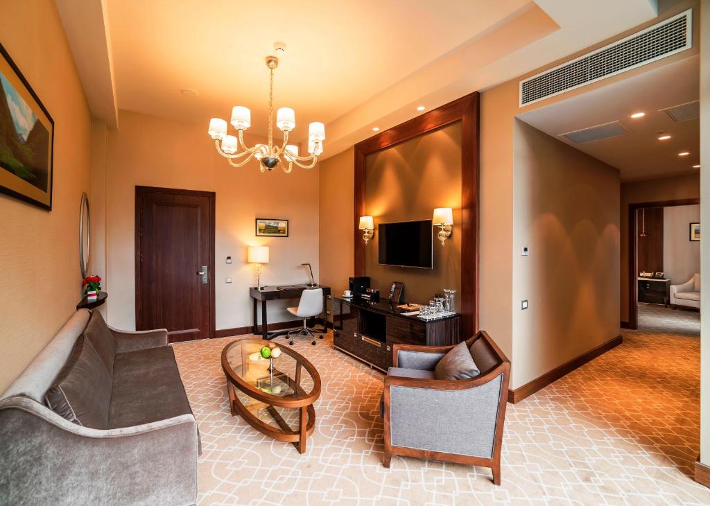 TV a/nebo společenská místnost v ubytování Borjomi Likani Health & Spa Centre