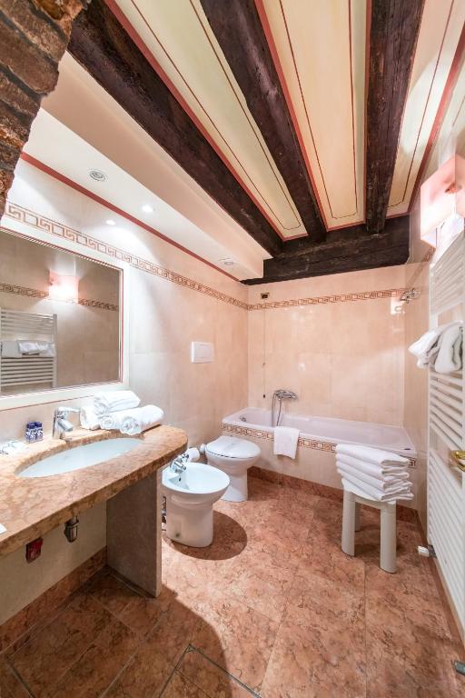 Koupelna v ubytování Hotel Pantalon