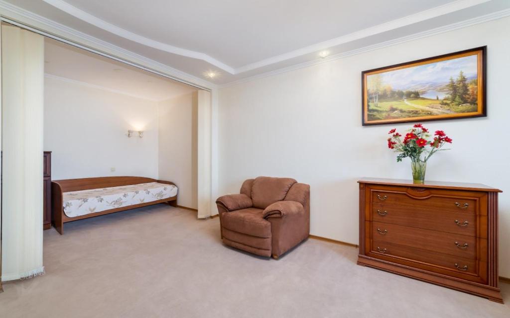 オデッサにあるFamily Apartments Shevchenko Avenueのベッドルーム1室(ベッド1台、椅子、ドレッサー付)