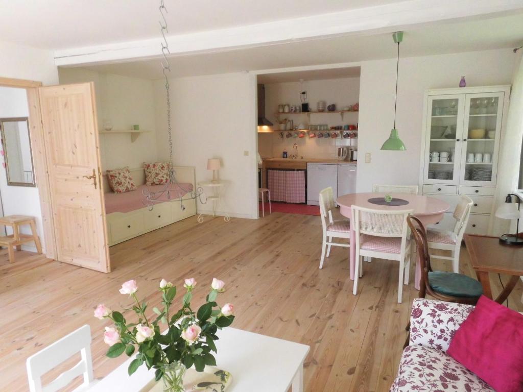 uma cozinha e sala de estar com uma mesa e uma sala de jantar em Hof Rodenkrog em Lütjenburg