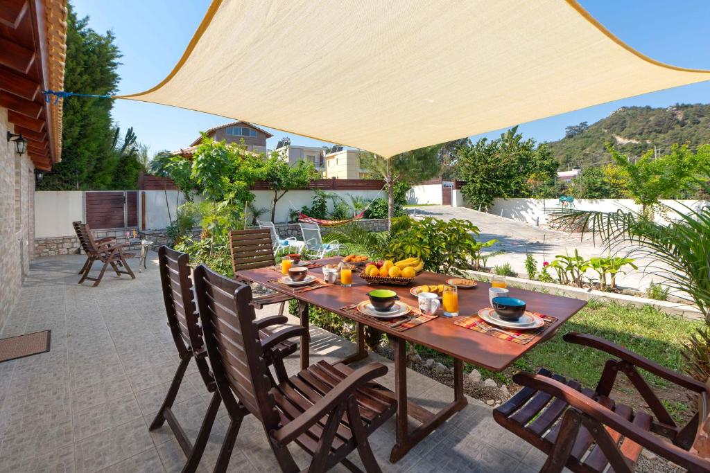 stół z jedzeniem na patio w obiekcie Green Oasis House in Filerimos w mieście Jalisos
