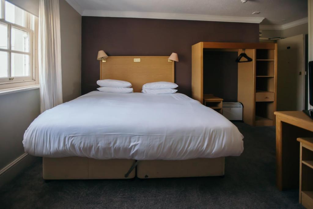 Royal Hotel, Bar & Grill - 