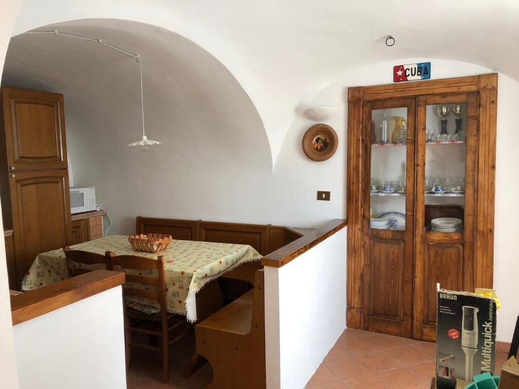 a kitchen with a table and a dining room at Ammoglja in Calascio