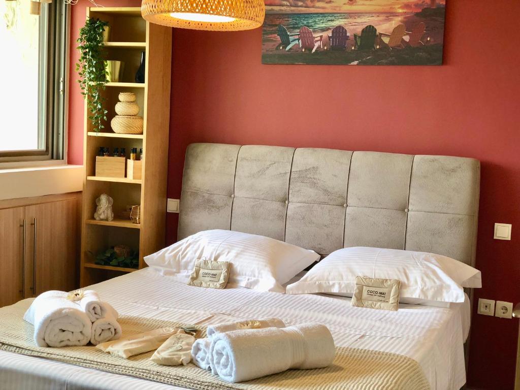 ein Schlafzimmer mit einem Bett mit Handtüchern darauf in der Unterkunft Athens City House in Athen